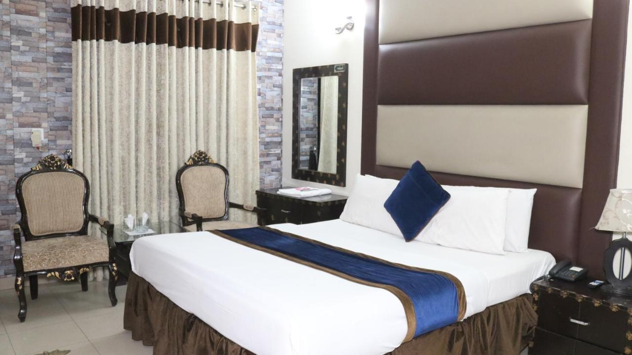 Hotel Tourist Inn Lahor Kültér fotó