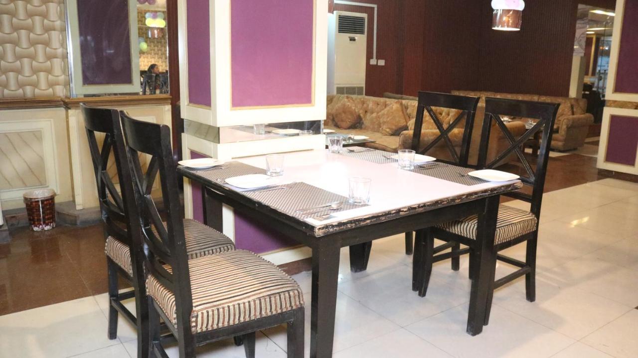 Hotel Tourist Inn Lahor Kültér fotó