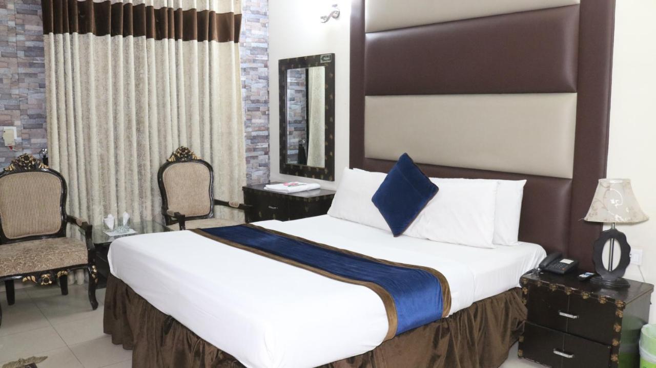 Hotel Tourist Inn Lahor Kültér fotó