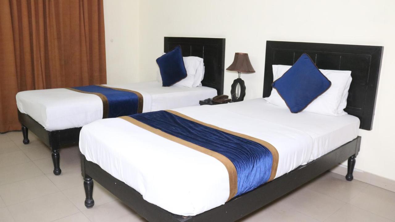 Hotel Tourist Inn Lahor Kültér fotó