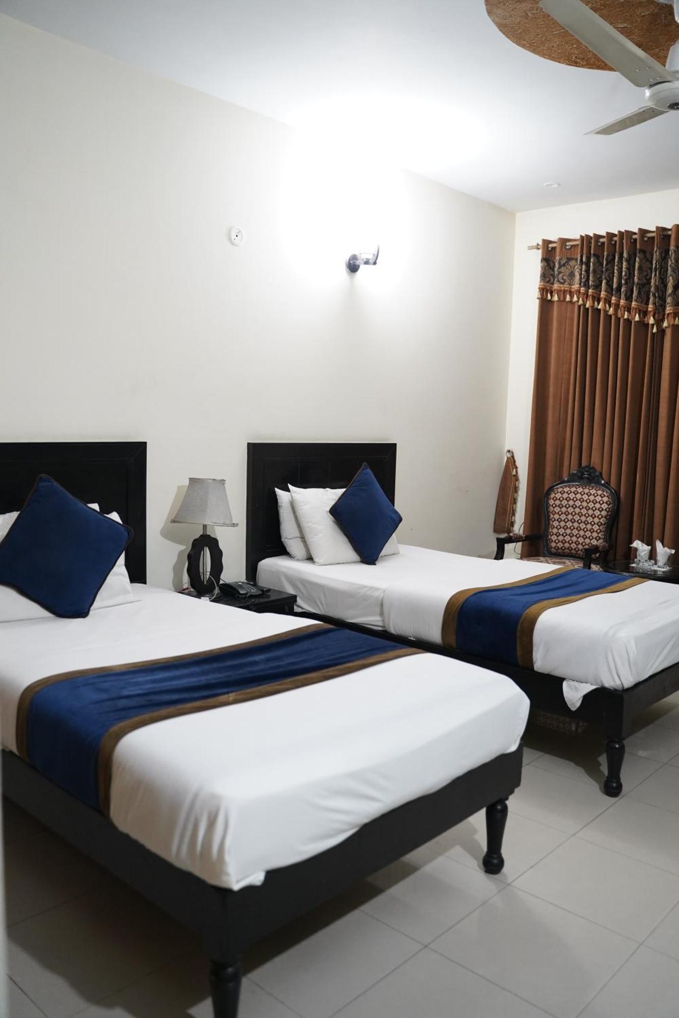 Hotel Tourist Inn Lahor Kültér fotó