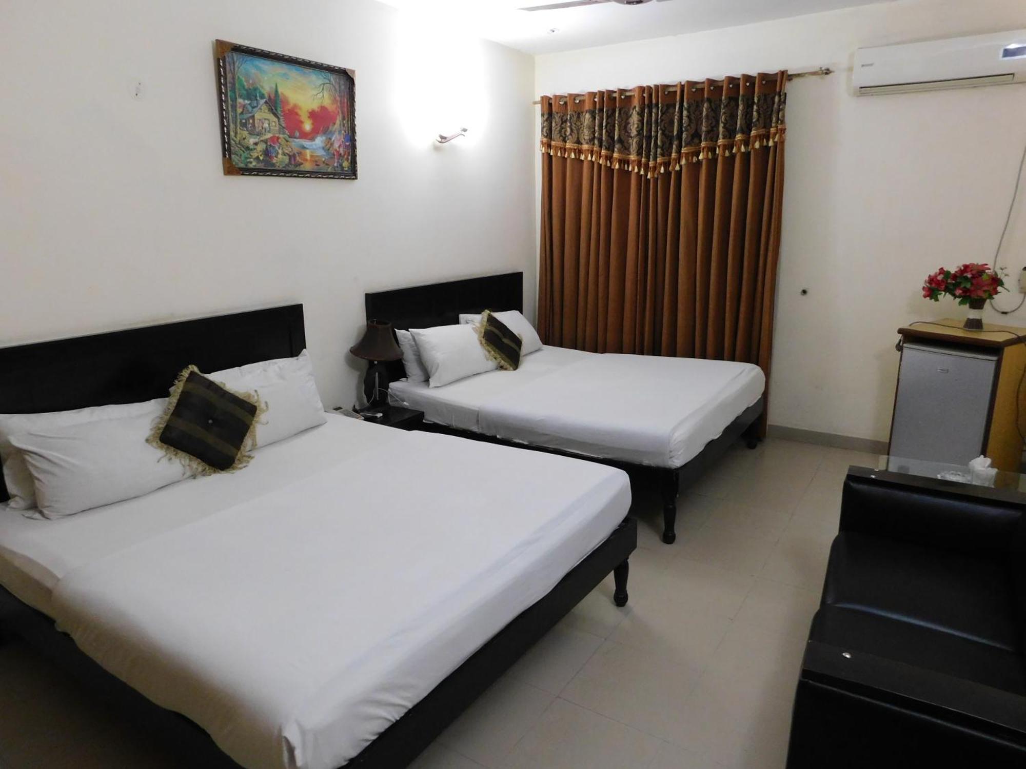 Hotel Tourist Inn Lahor Kültér fotó