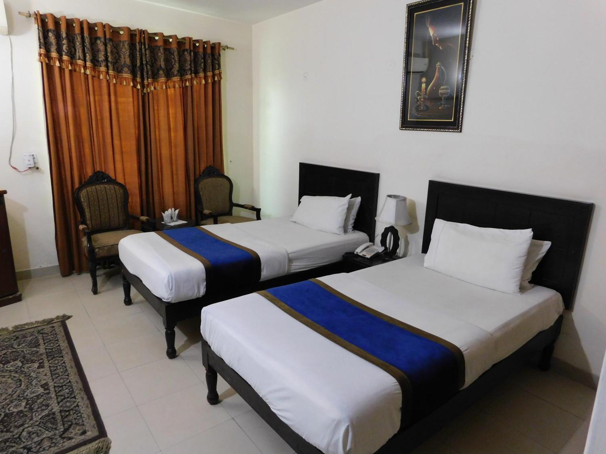 Hotel Tourist Inn Lahor Kültér fotó