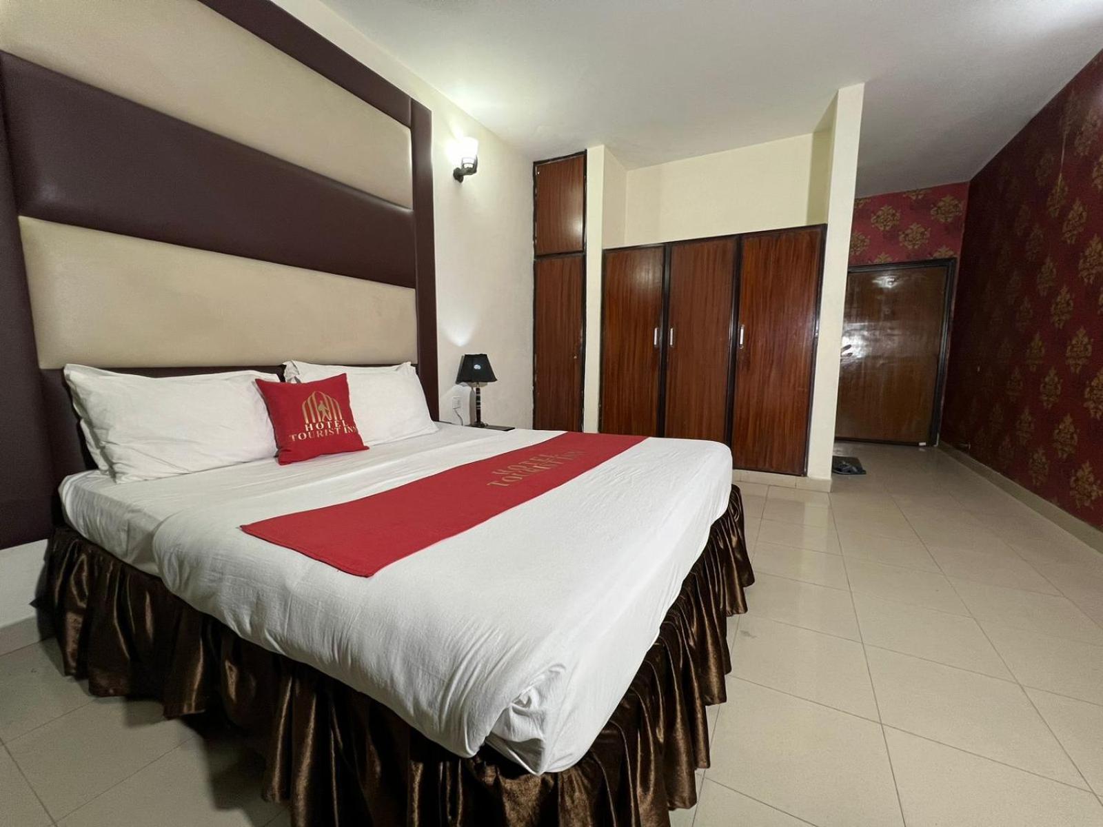 Hotel Tourist Inn Lahor Kültér fotó