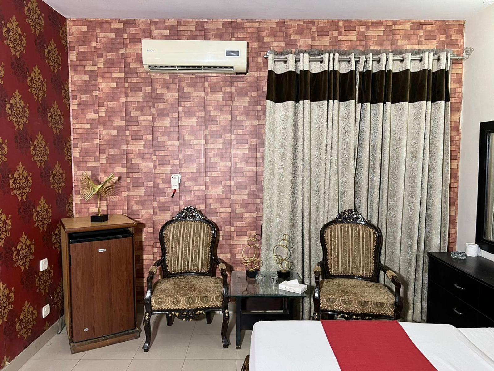 Hotel Tourist Inn Lahor Kültér fotó