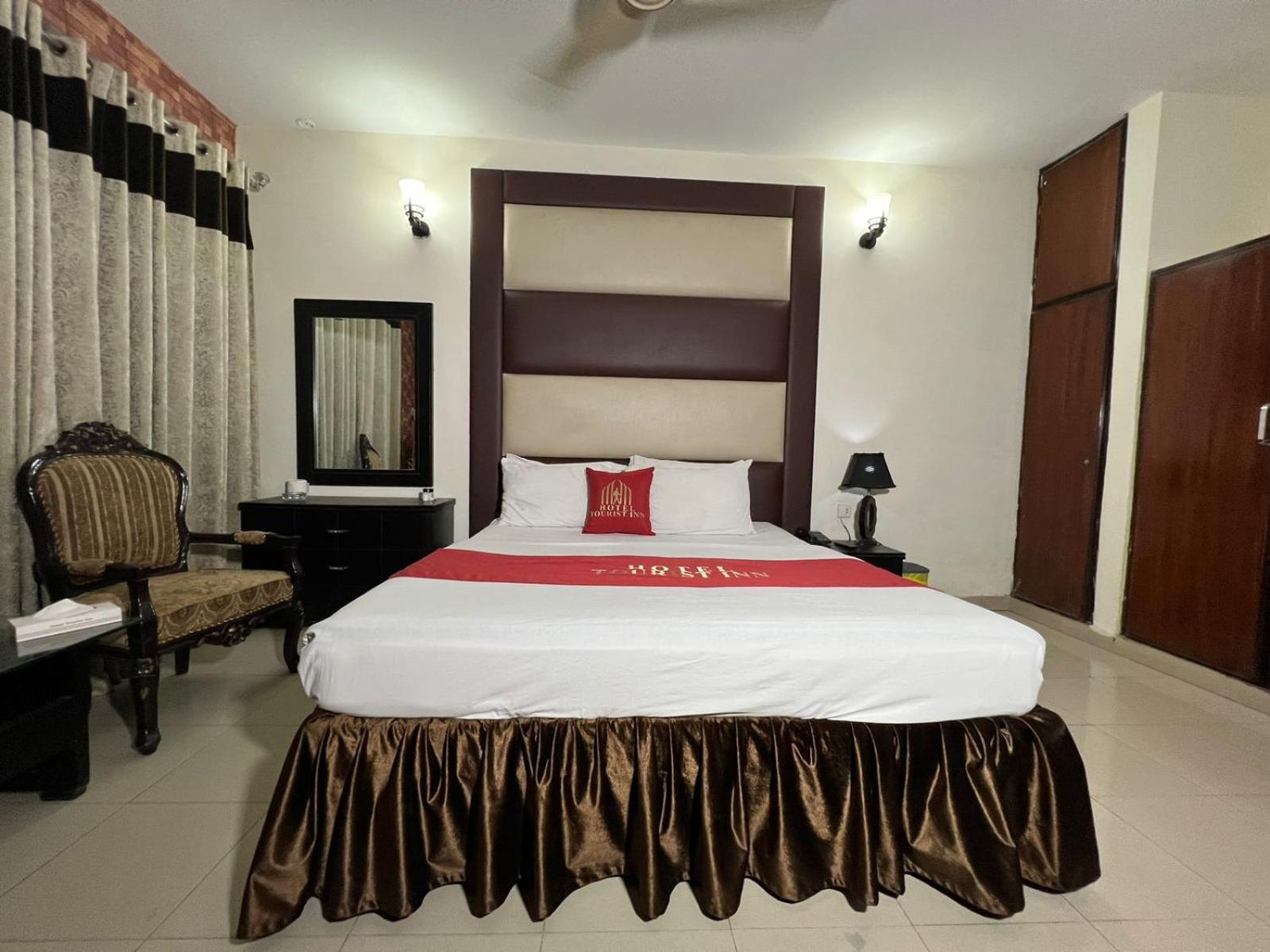 Hotel Tourist Inn Lahor Kültér fotó