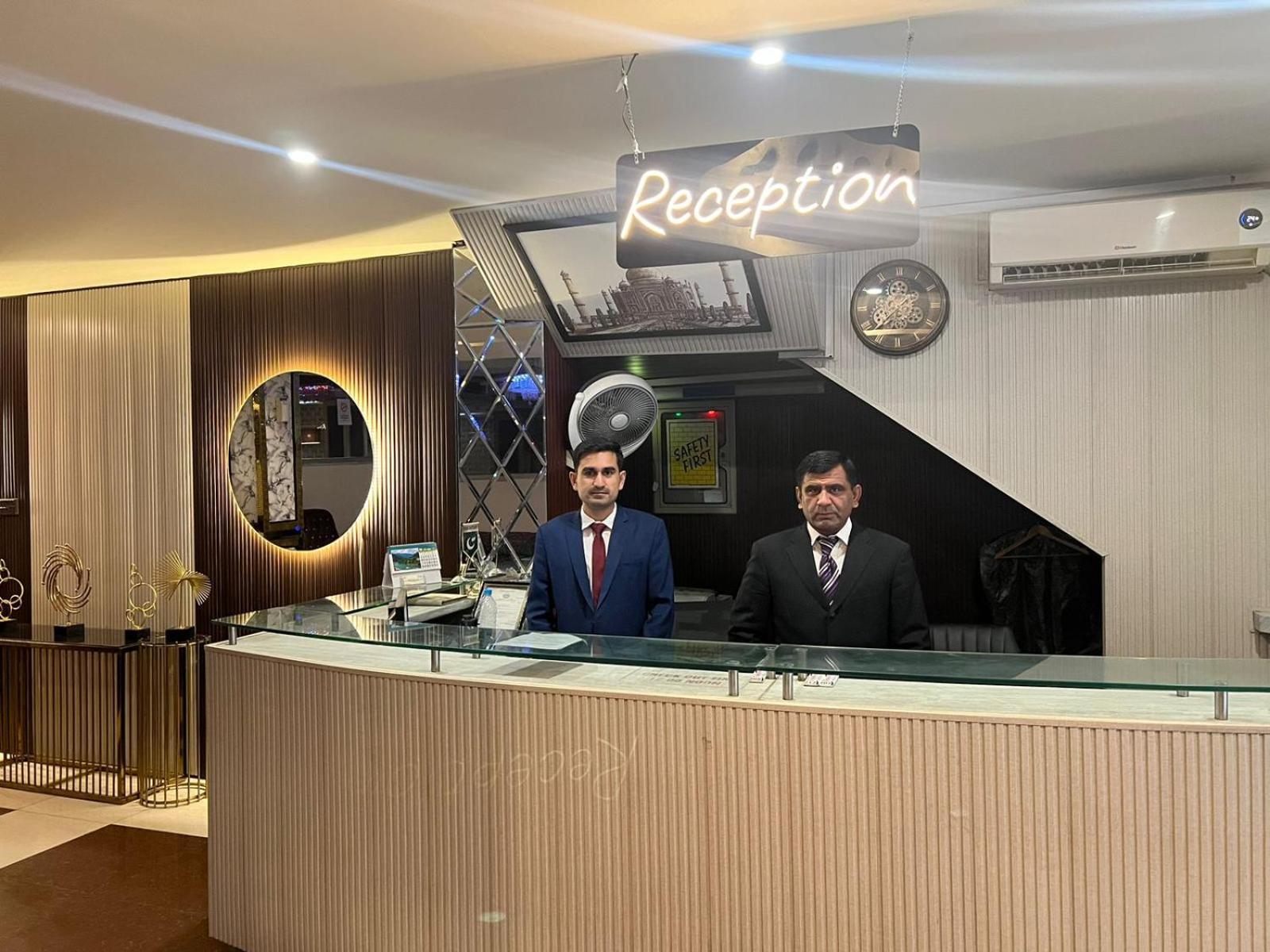 Hotel Tourist Inn Lahor Kültér fotó