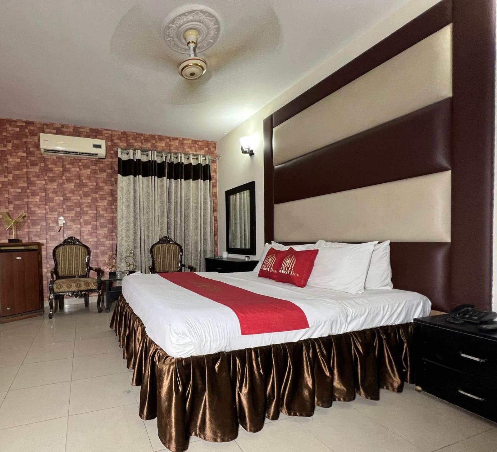 Hotel Tourist Inn Lahor Kültér fotó