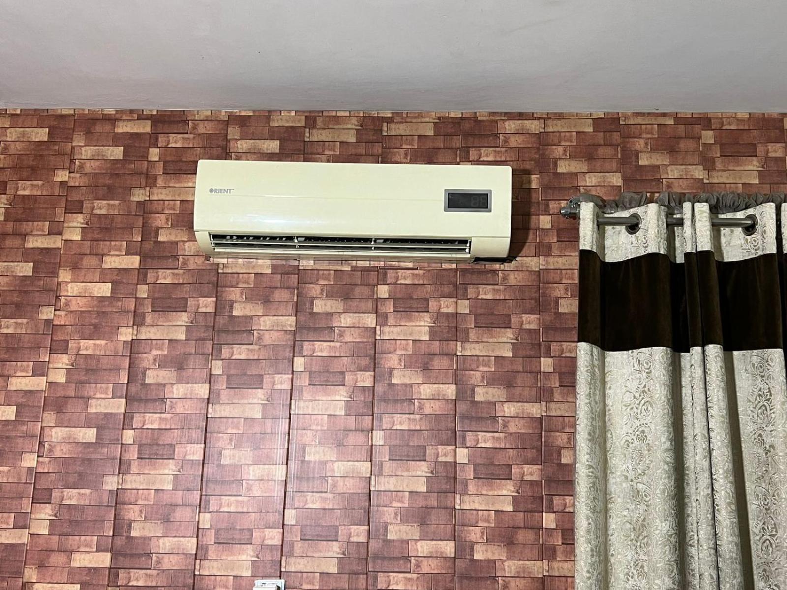 Hotel Tourist Inn Lahor Kültér fotó
