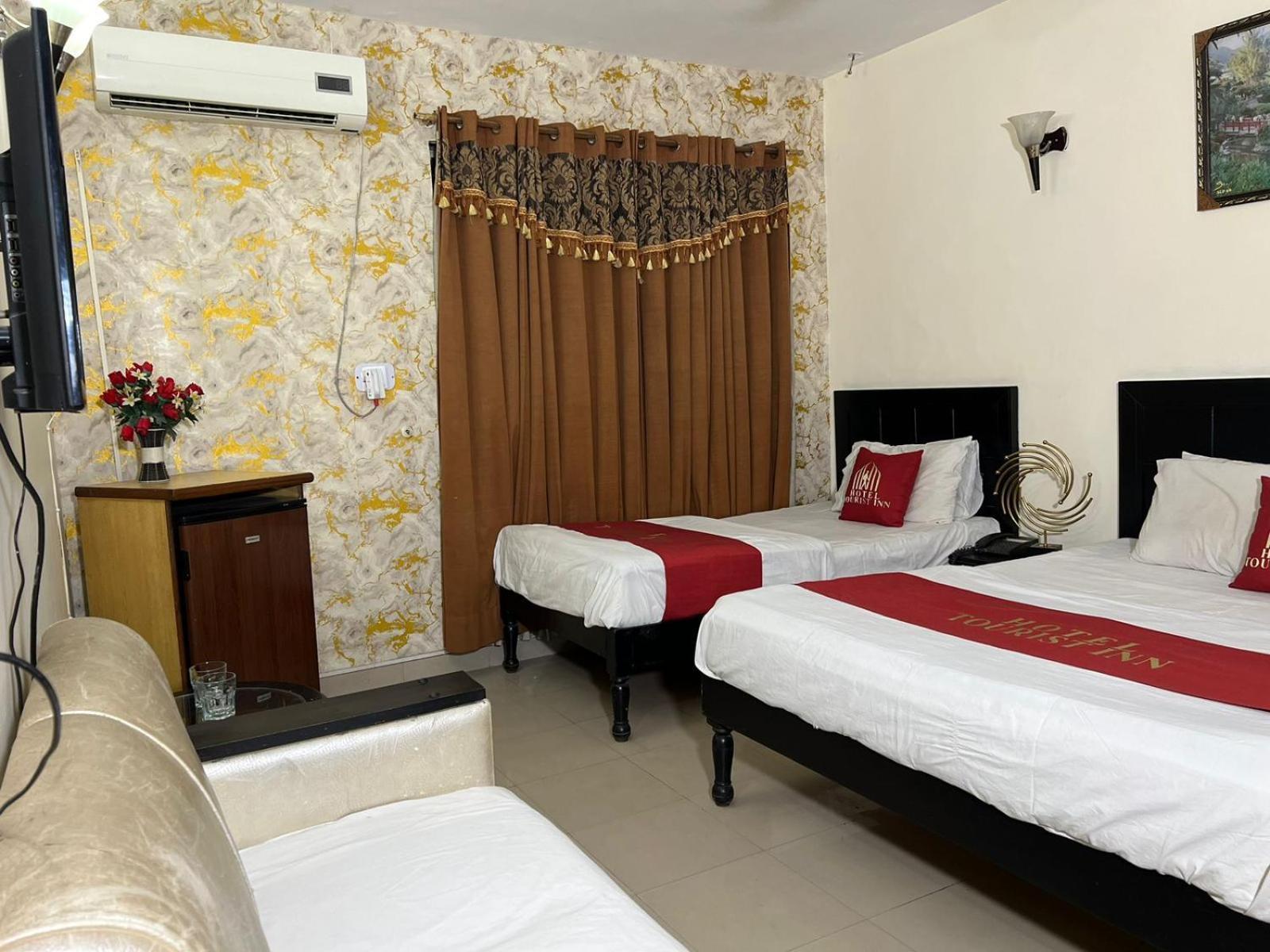 Hotel Tourist Inn Lahor Kültér fotó