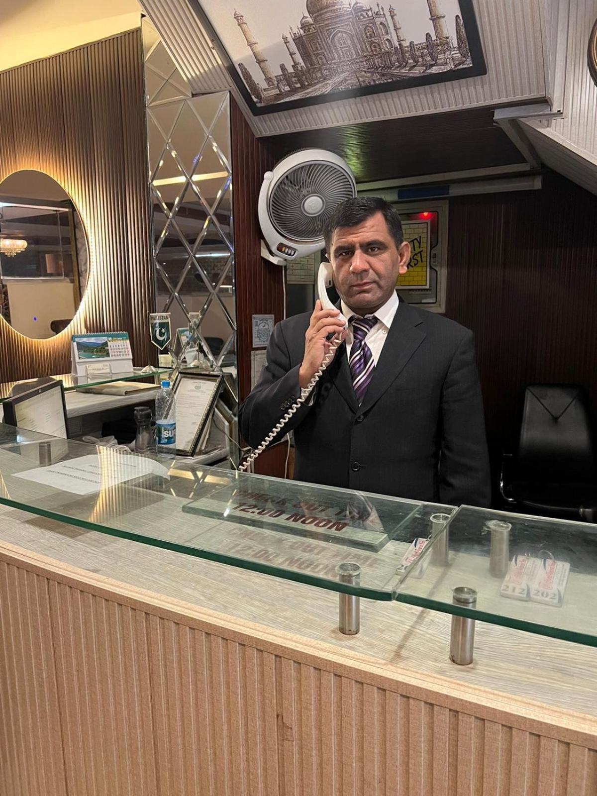 Hotel Tourist Inn Lahor Kültér fotó
