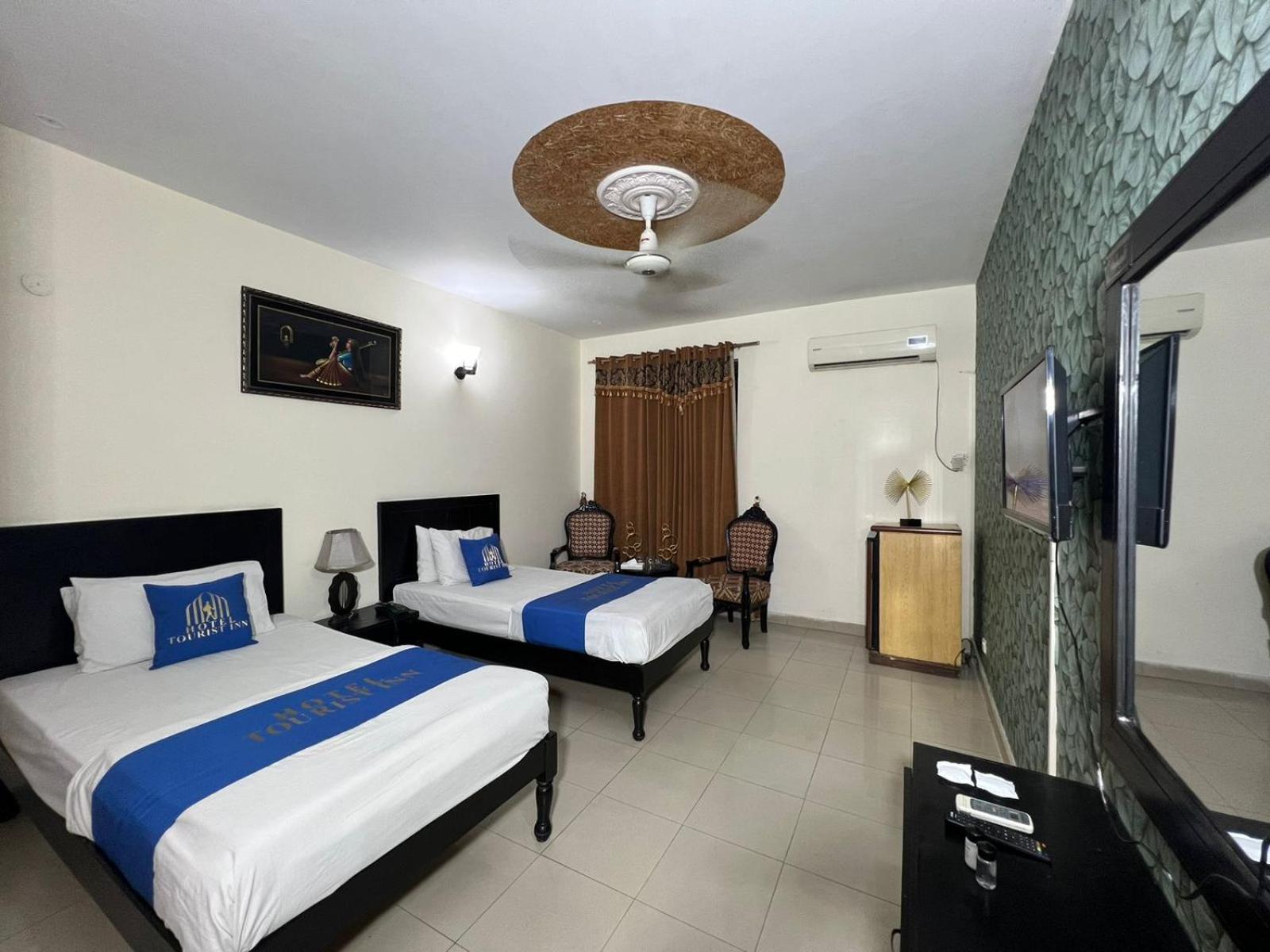 Hotel Tourist Inn Lahor Kültér fotó
